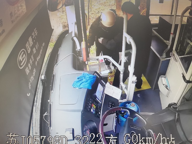驾乘爱心接力，救助摔倒市民