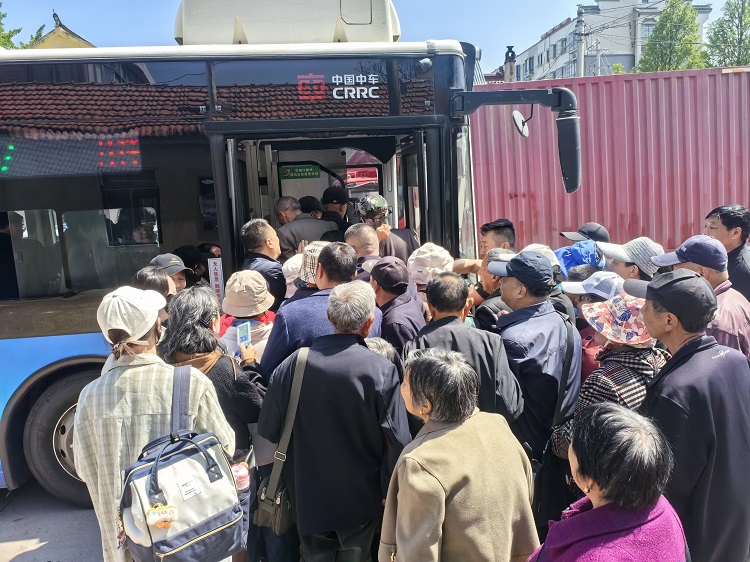 谷雨时节牡丹香，二分公司多措并举保障枯枝牡丹园客流高峰运输秩序