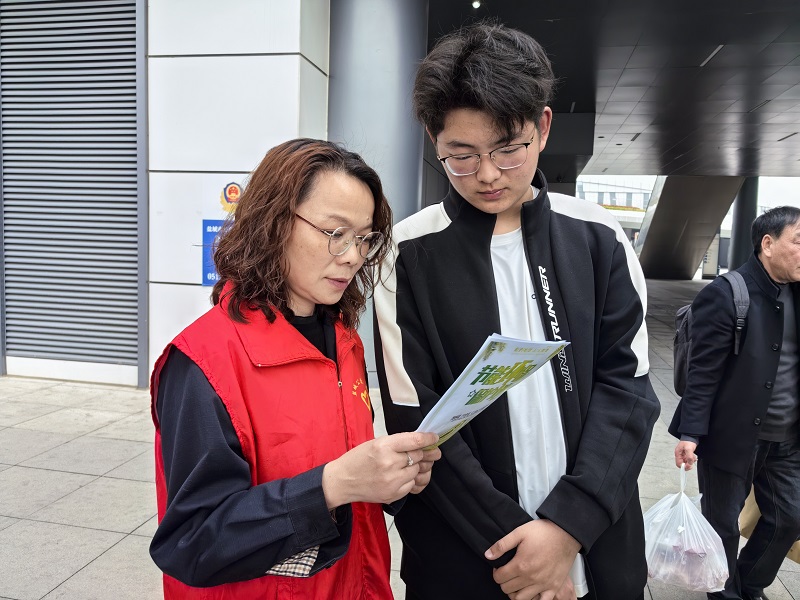 美化城市窗口形象 打造文明出行环境——三分公司党支部开展环境保护主题志愿服务活动